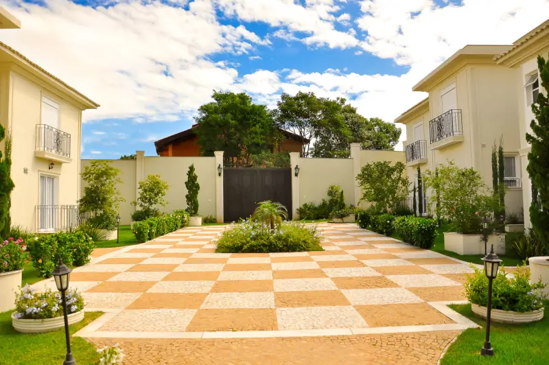 Praça central do Boulevard Victória, em Sorocaba, com piso em xadrez e jardins