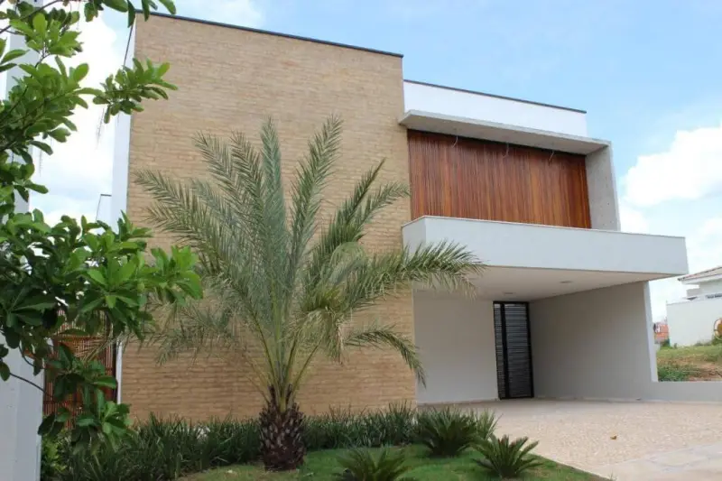 Residência entregue pela Contractor no Mont Blanc, Sorocaba: fachada em tijolo aparente e madeira